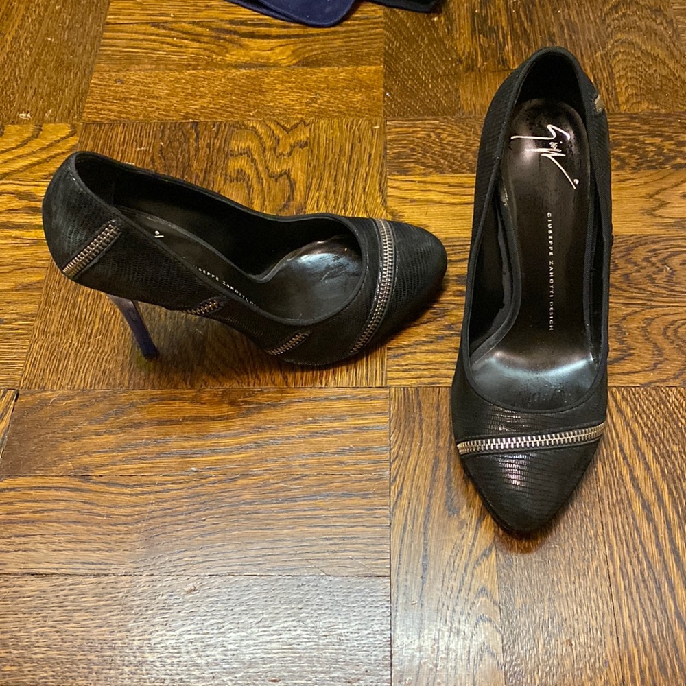 Giuseppe Zanotti black leather pumps with zipper detail